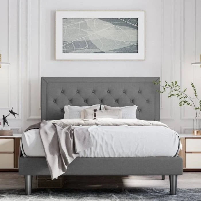 Letto a piattaforma regolabile in altezza con rivestimento in lino e testiera capitonné