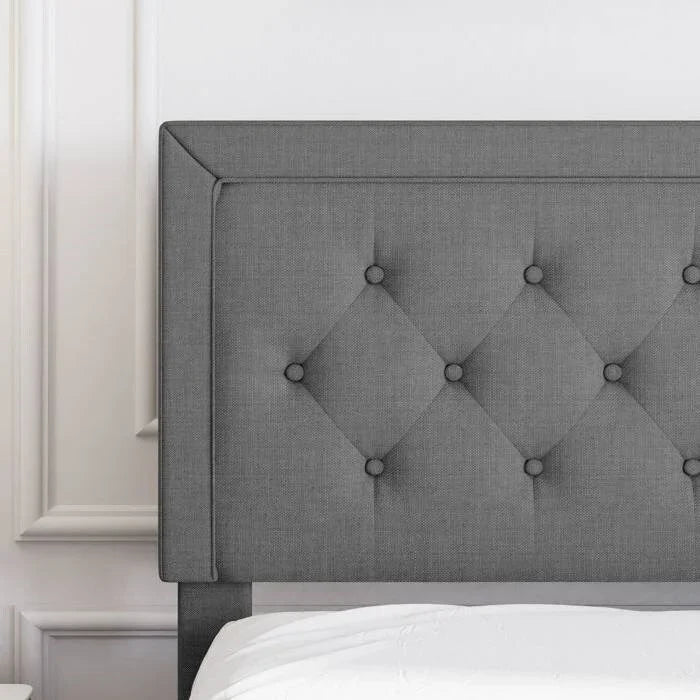 Letto a piattaforma regolabile in altezza con rivestimento in lino e testiera capitonné