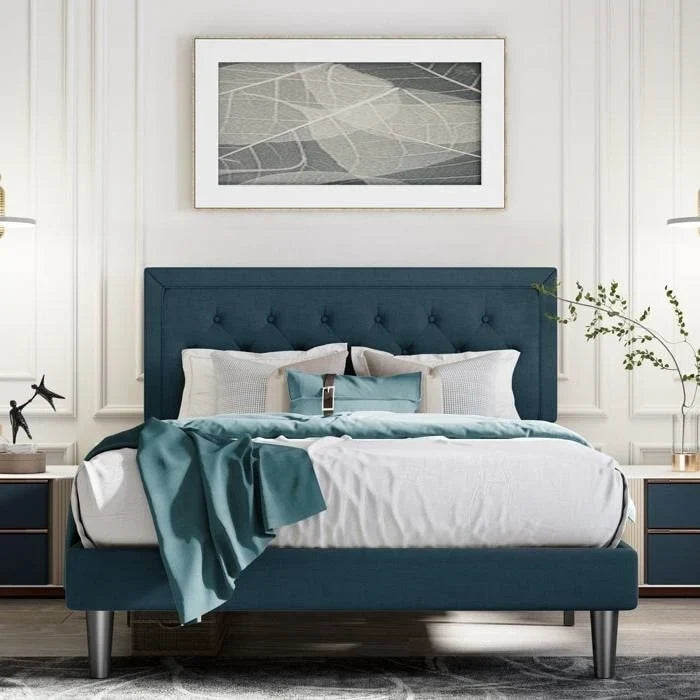 Letto a piattaforma regolabile in altezza con rivestimento in lino e testiera capitonné