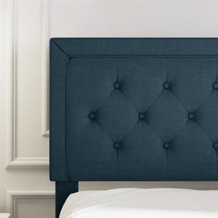Letto a piattaforma regolabile in altezza con rivestimento in lino e testiera capitonné