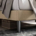 Letto a piattaforma regolabile in altezza con rivestimento in lino e testiera capitonné