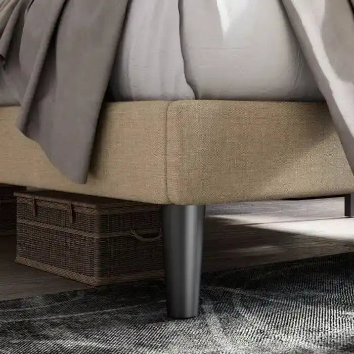 Letto a piattaforma regolabile in altezza con rivestimento in lino e testiera capitonné